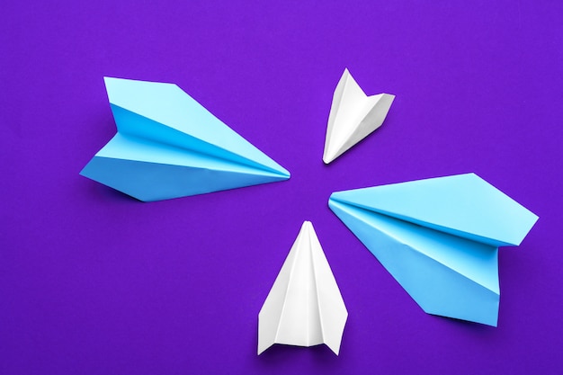 Avion en papier blanc violet