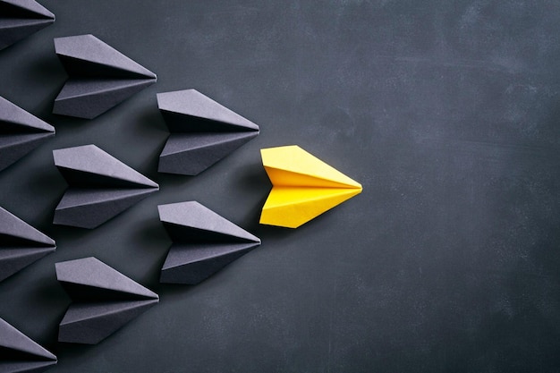 Avion en papier sur tableau noir Origami Yellow Concept