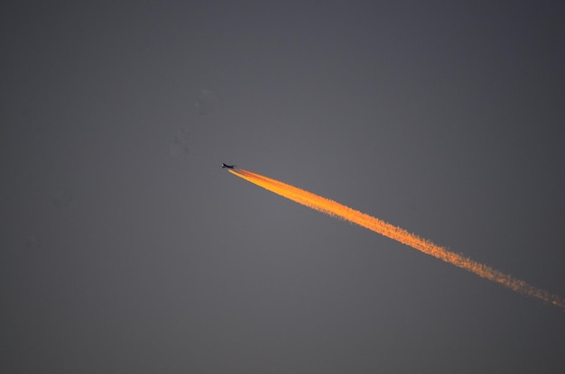 Avion de passagers au lever du soleil