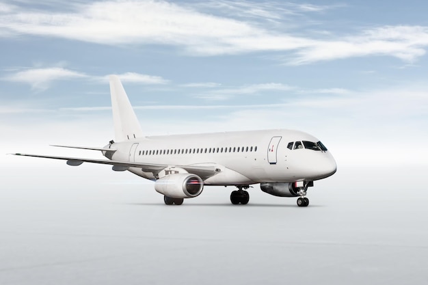 Avion de passagers blanc isolé sur fond clair avec ciel