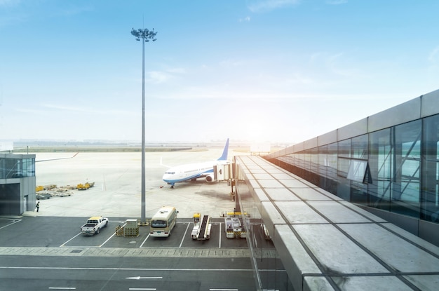 Photo un avion de passagers desservi par des services au sol avant le prochain décollage