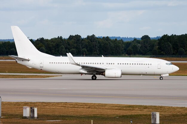 Avion de passagers sans titre à l'aéroport Industrie aéronautique et avions Transport aérien et voyages en avion Transport international Voler et voler Photographie créative Thème commercial