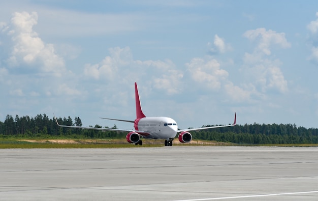 Un avion de passagers se déplace le long de la piste de l'aéroport après l'atterrissage.