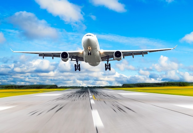 L'avion de passagers survole la piste de décollage de l'aéroport.