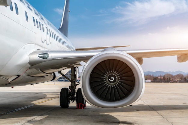 Avion de passagers de tablier d'aéroport extérieur