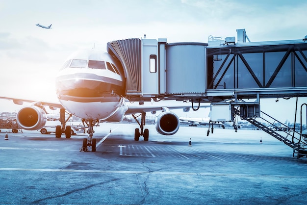 Avion de passagers de tablier d'aéroport extérieur