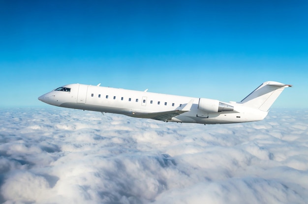 Avion de passagers vole à un niveau de vol à travers le ciel bleu et fort