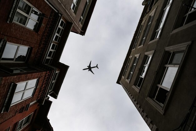 Avion passant au-dessus du quartier de Fener à Istanbul Turquie