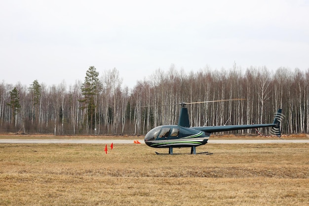 Avion petit hélicoptère vert sur le parking