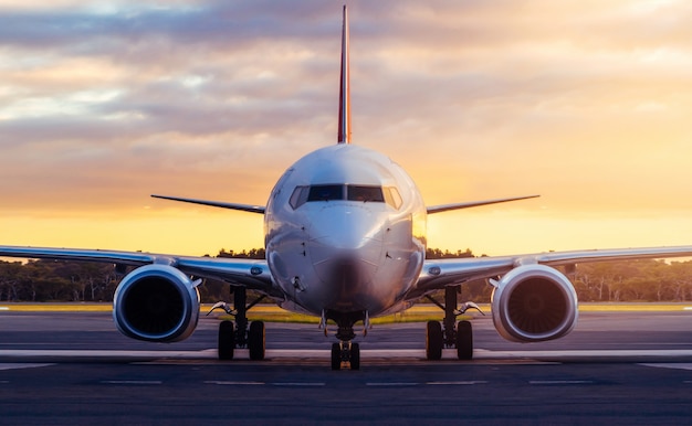 Avion sur la piste de l'aéroport au coucher du soleil en Tasmanie