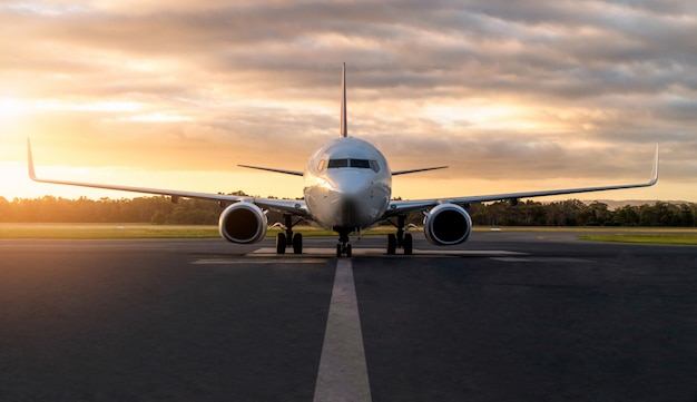 Avion Sur La Piste De L'aéroport Au Coucher Du Soleil