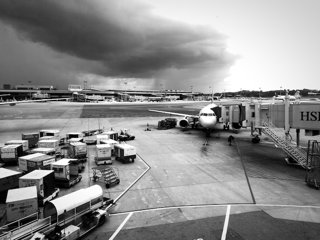 Photo avion sur la piste de l'aéroport contre le ciel en ville