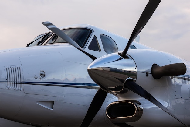 Avion sur la piste de l'aéroport contre le ciel