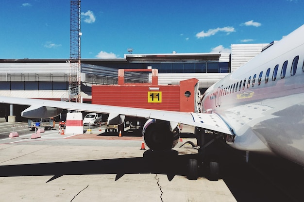 Photo avion sur la piste de l'aéroport contre le ciel