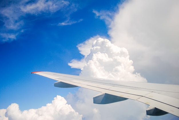 Avion planant au-dessus des cumulus