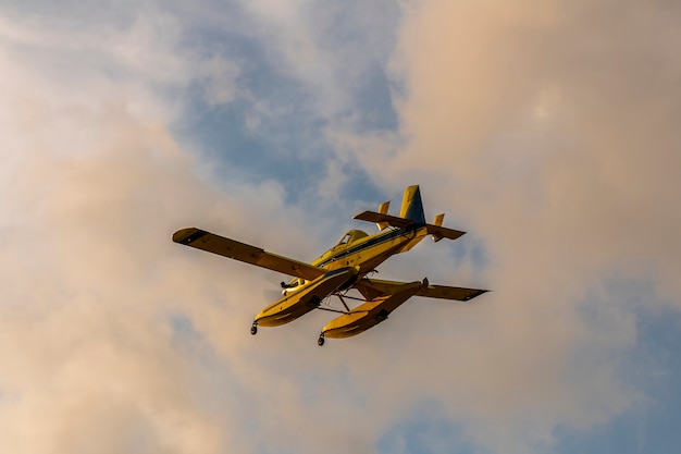 Avion de pompier décollant du réservoir Guadalest