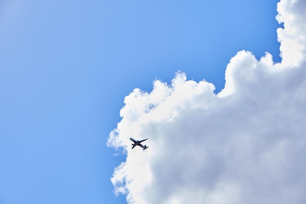 Photo l'avion prend un fond de ciel bleu et de nuages blancs