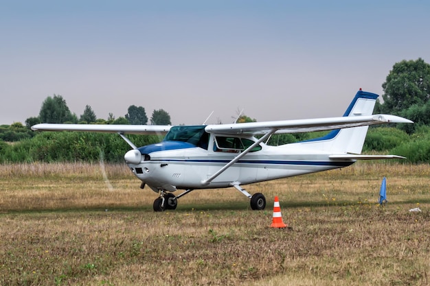 Avion privé monomoteur à pistons roulant au sol à l'aérodrome