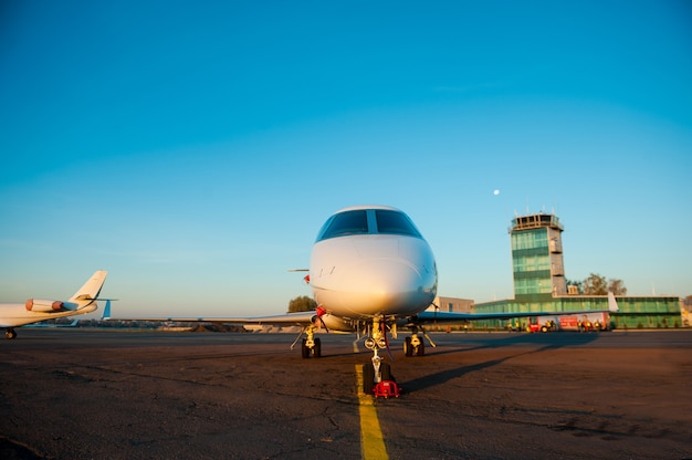 Avion privé. La vue de face de l'avion atterrit à l'aéroport