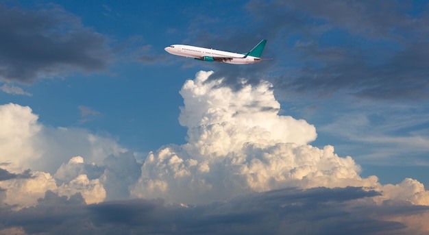 Avion qui s'envole dans le ciel