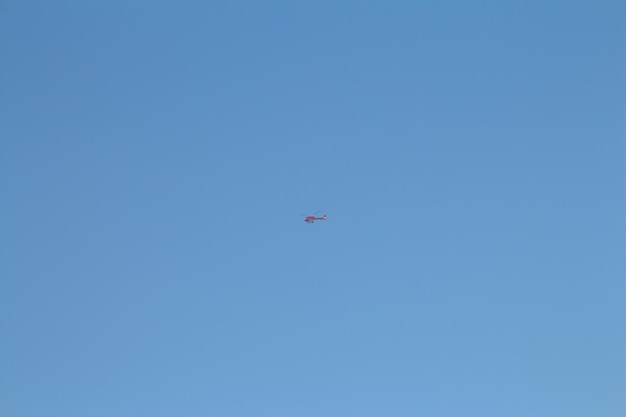 un avion qui vole dans le ciel avec un avion qui vol dans le ciel