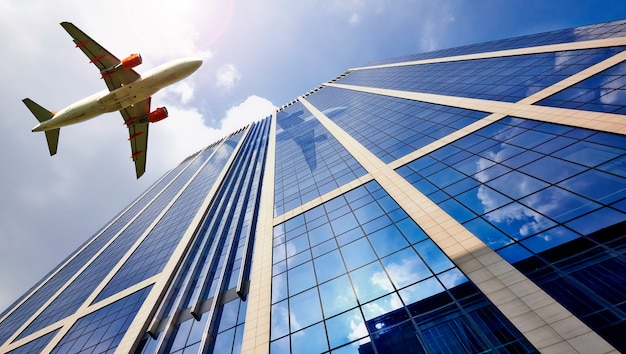 Un avion à réaction survolant l&#39;immeuble de bureaux