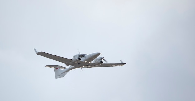 Avion de reconnaissance militaire, bimoteur, unique, sur fond de ciel. Fermer.