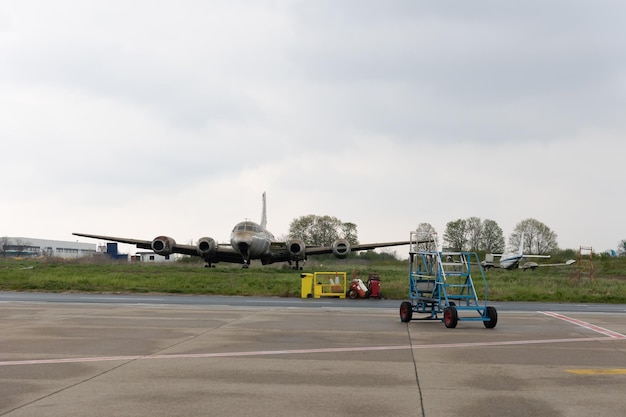 Avion rouillé détruit sur l'herbe près du terrain de l'aéroport