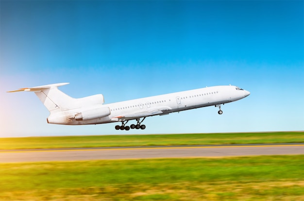 Un avion russe blanc décolle à l'aéroport sur fond de ciel clair.