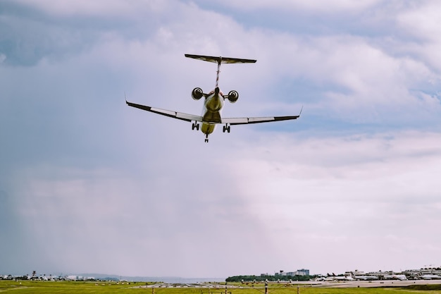 Avion se préparant à atterrir à l'aéroport