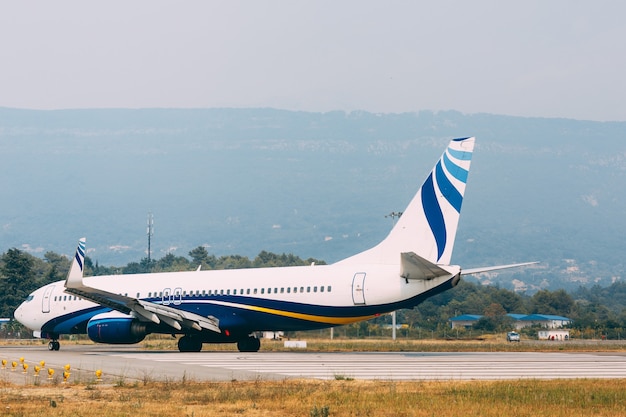 Un avion de Skyteam sur une piste de décollage à l'aéroport de Tivat au Monténégro