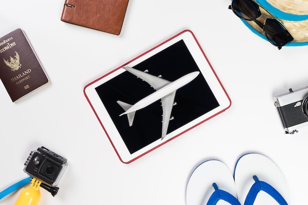 Avion sur tablette entouré d&#39;accessoires de voyage