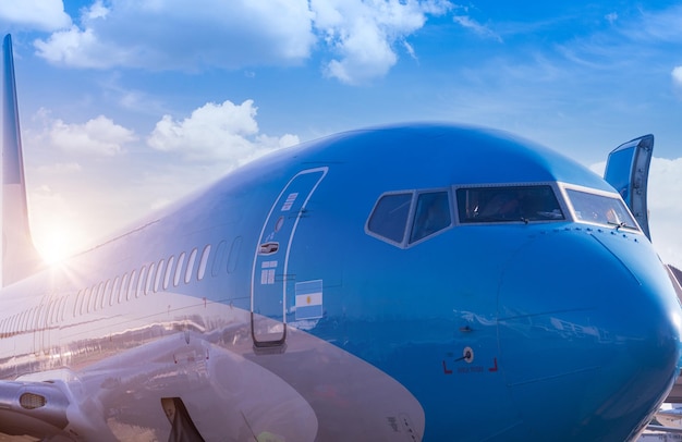 Avion de vacances à venir attendant l'embarquement des passagers