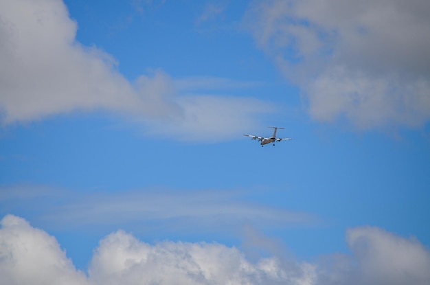 Avion volant contre le ciel Parc National de Masai Mara Kenya Afrique