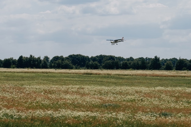 Avion volant dans le ciel au-dessus de l'activité de loisirs de sport d'aérodrome