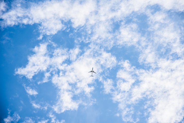 Photo avion volant dans le ciel bleu