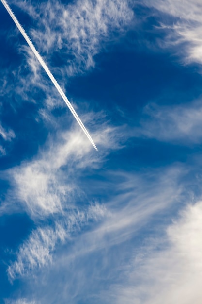 avion volant dans le ciel bleu