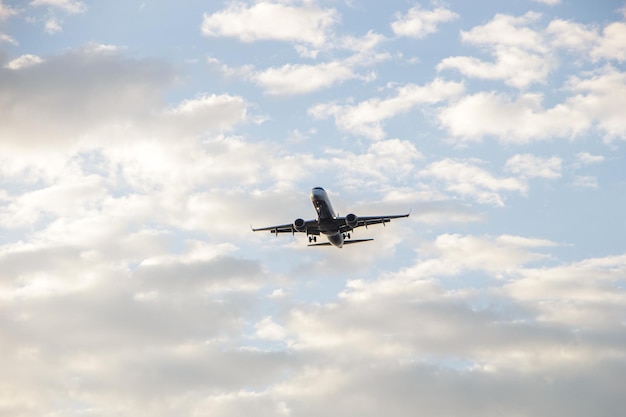 avion volant dans le ciel avec des nuages à Rio de Janeiro Brésil