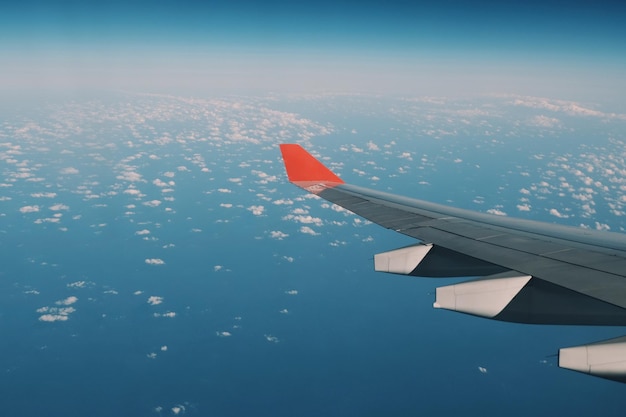 Un avion volant dans le ciel