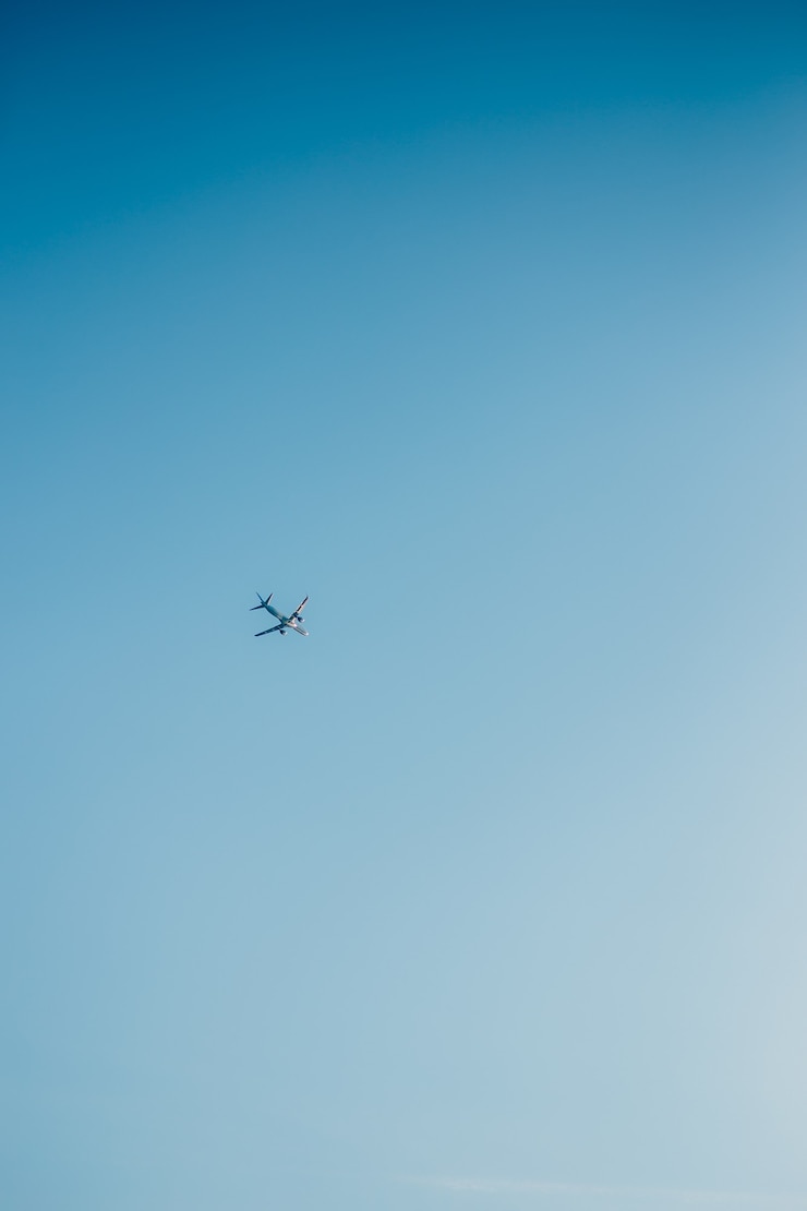 Photo l'avion vole dans le ciel bleu