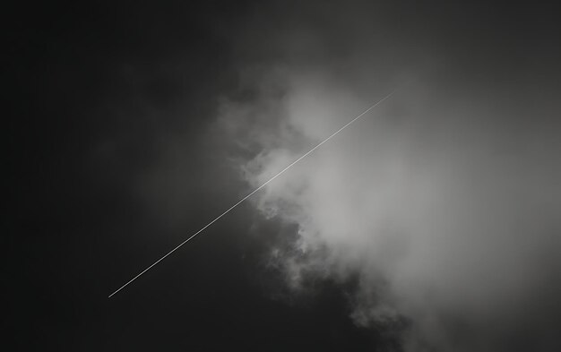 un avion vole dans le ciel sombre avec un avion dans le ciel