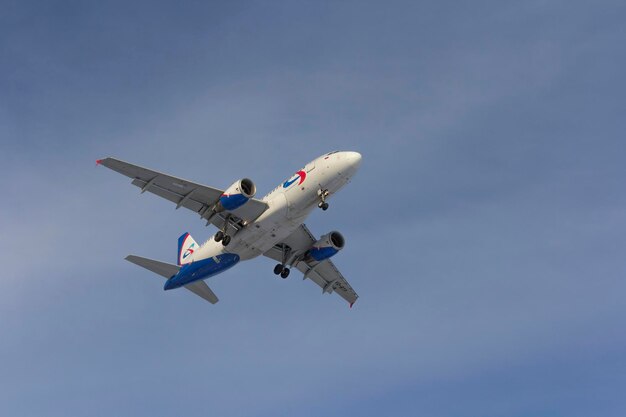 L'avion vole sur un fond de nuage blanc