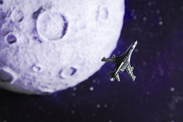 L'avion vole près du fond étoilé de la lune