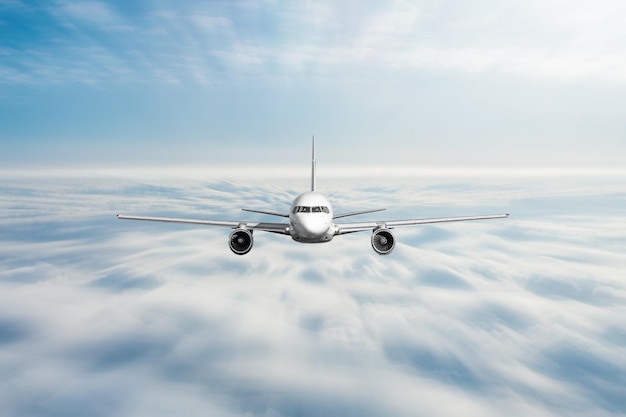 L'avion vole rapidement droit dans un nuage couvert à grande vitesse.