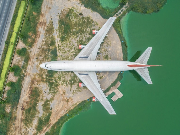 Avions abandonnés dans la zone du réservoir