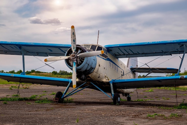 Avions abandonnés vieux an2 en plein air