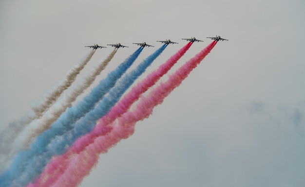 Les avions de l'armée de l'air russe peignent les couleurs du drapeau dans le ciel le jour de la marine de Saint-Pétersbourg