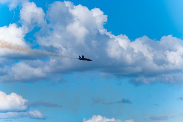 Des avions bleus américains se produisent dans un spectacle aérien