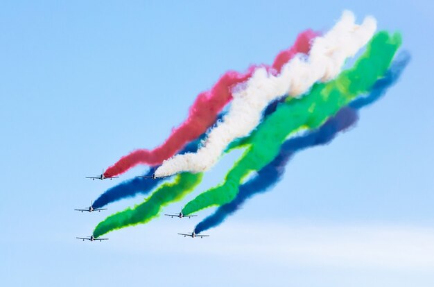 Les avions de chasse fument le fond des nuages du ciel.