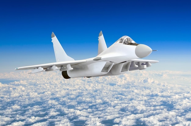 Avions de chasse militaires à grande vitesse volant haut dans le ciel bleu foncé